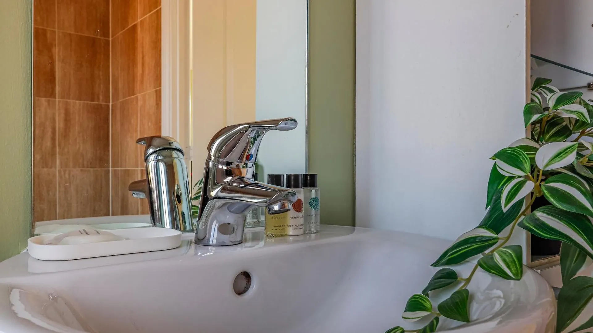 Noah Suite By Koya Homes - 2-Bed Apartment, Cardiff City Stadium View & Free Parking